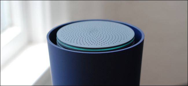A parte superior do roteador Wi-Fi Google OnHub.