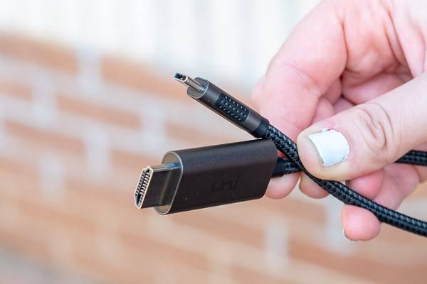 Um adaptador USB-C para HDMI. 