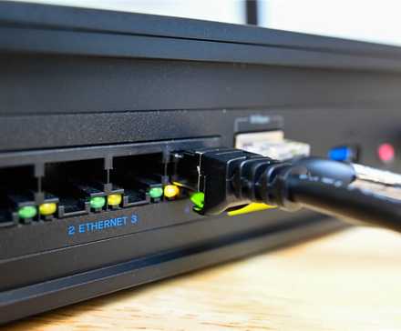 イーサネットケーブルが接続されたWi-Fiルーター