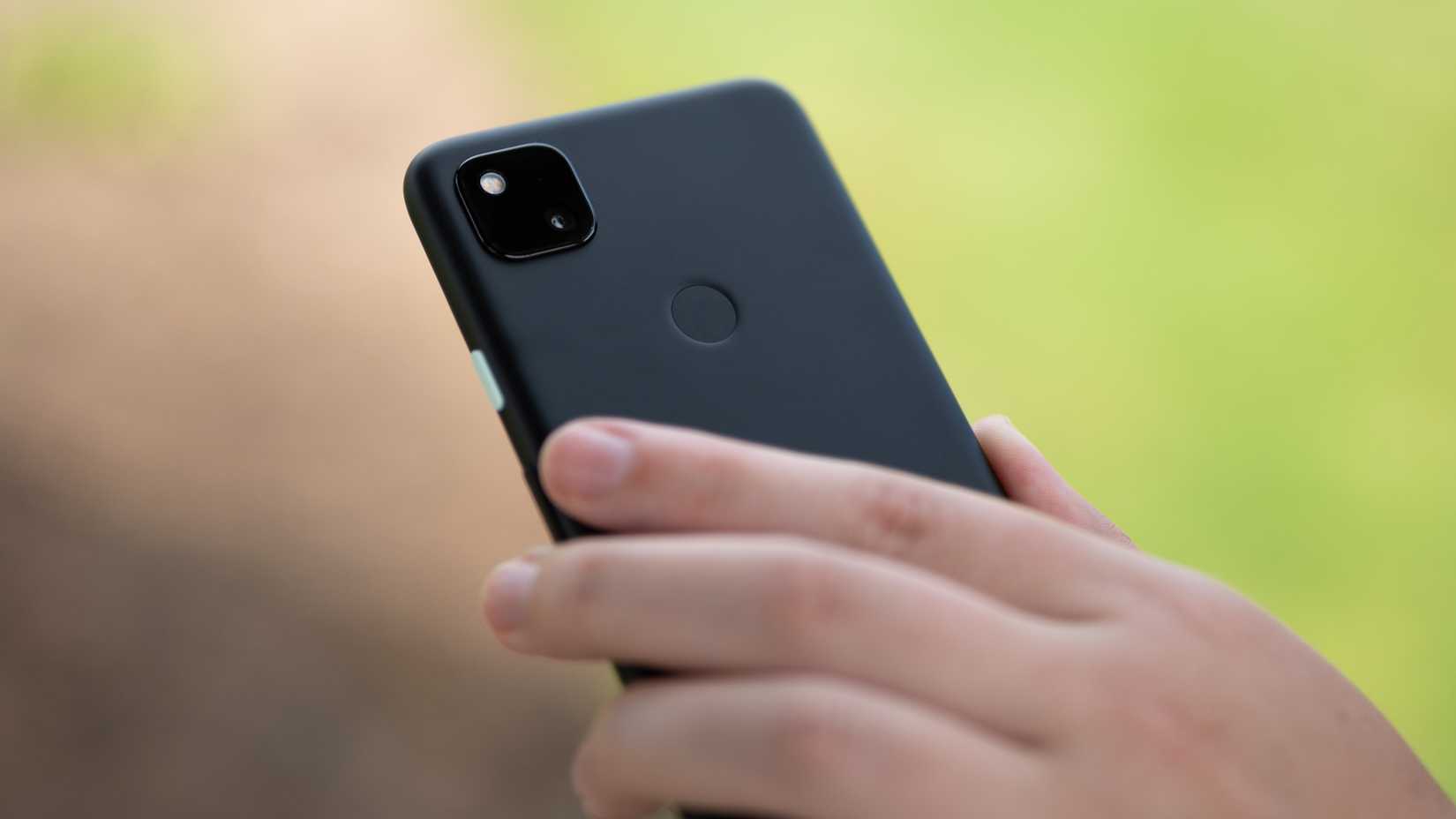 O sensor de impressão digital traseiro no Pixel 4a
