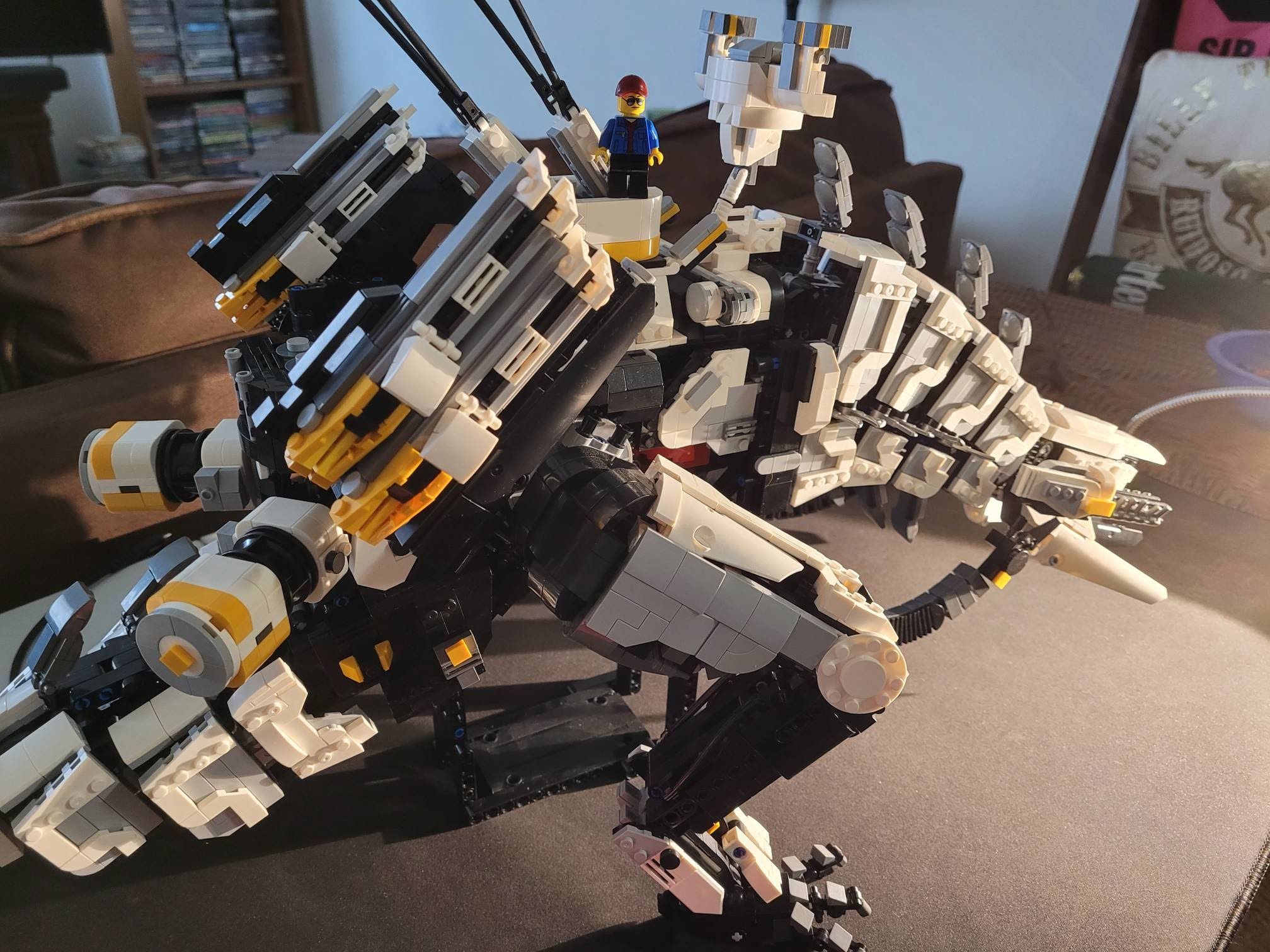 エドワーズ製 Horizon 改造品 I Spent $200 on Fake LEGO to Make the Robot T-Rex from 'Horizon