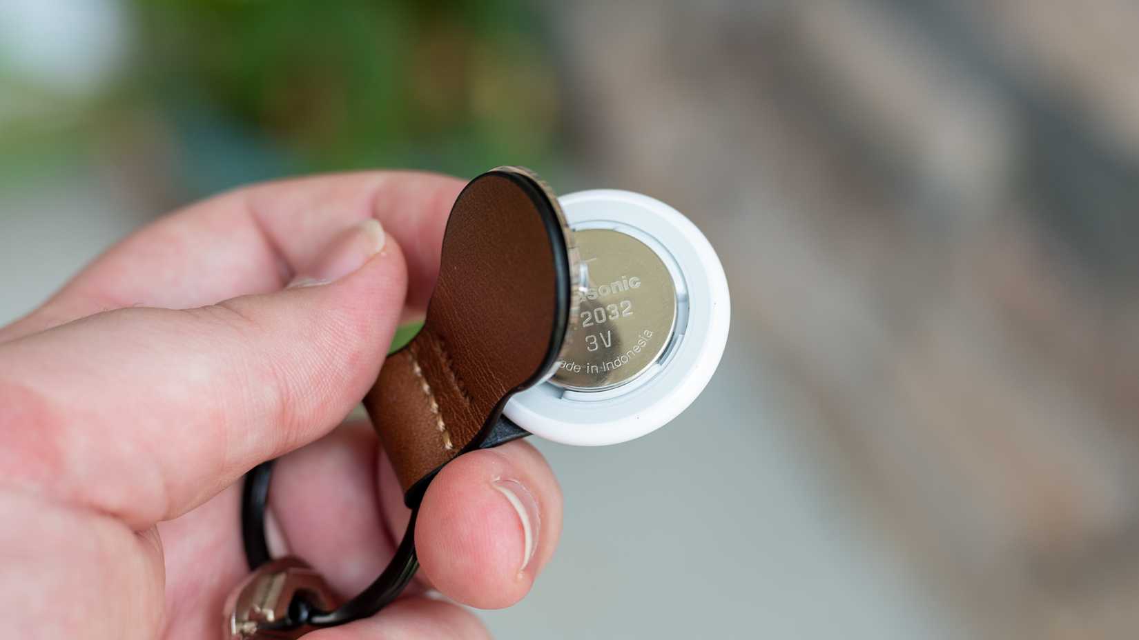 Nomad AirTag Leather Loop replacing the battery