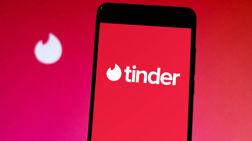 Cosa significano "Swipe Left" e "Swipe Right"? 2 Smartphone che mostra il logo di Tinder su sfondo rosso.