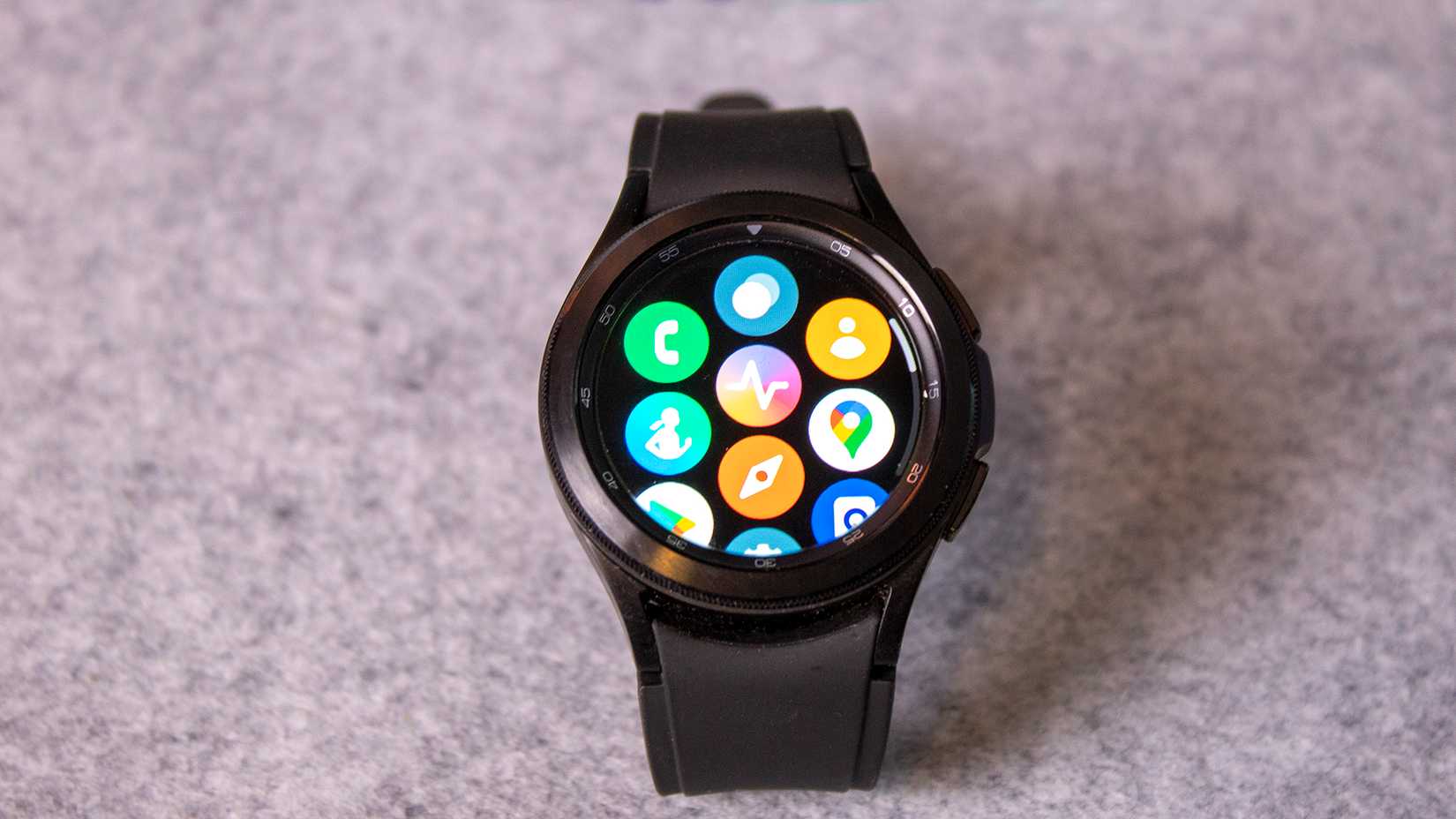 Um Galaxy Watch 4 com aplicativos Wear OS na tela