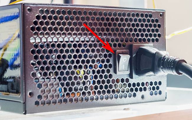 Gire o botão liga / desliga na parte traseira da fonte de alimentação.