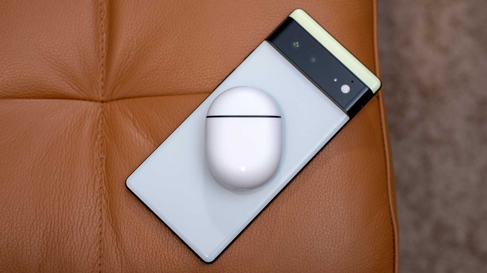 Беспроводная обратная зарядка на Pixel 6.