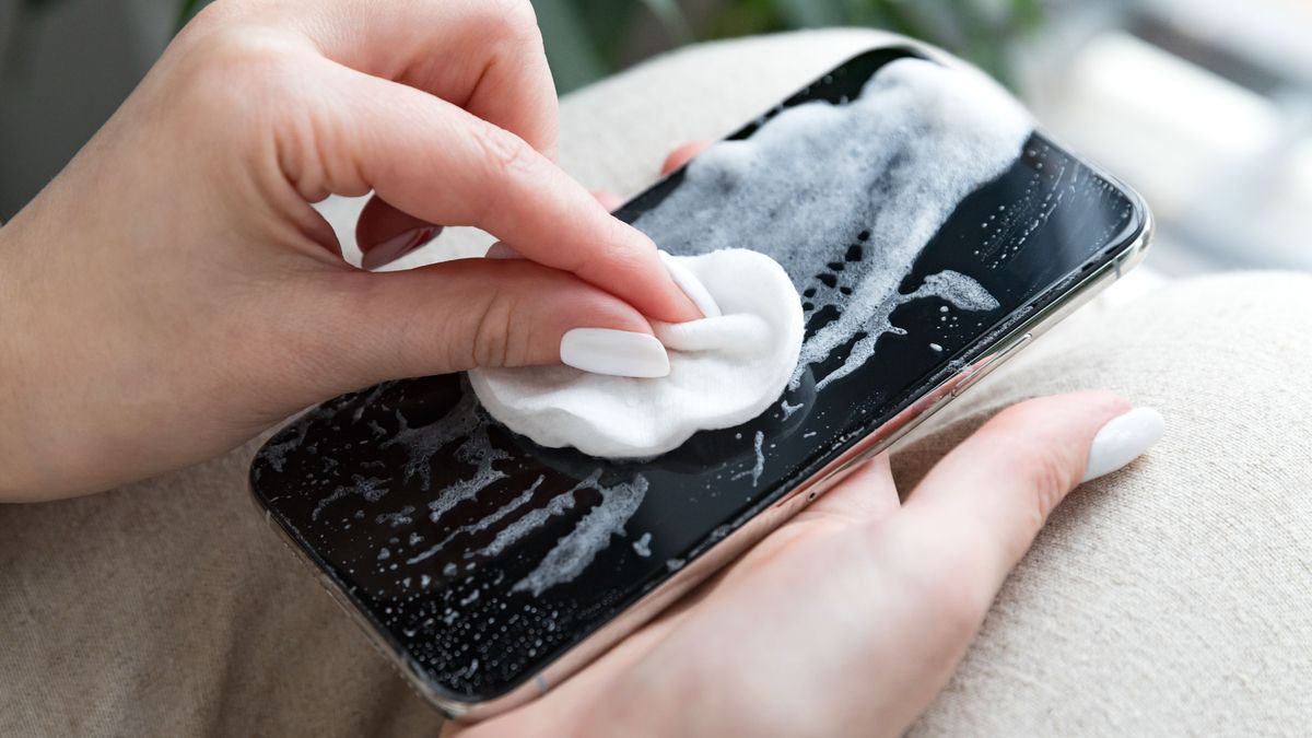 How to Clean Your Dirty Smartphone (Without Breaking Something) How to Clean Your Dirty Smartphone (Without Breaking Something)