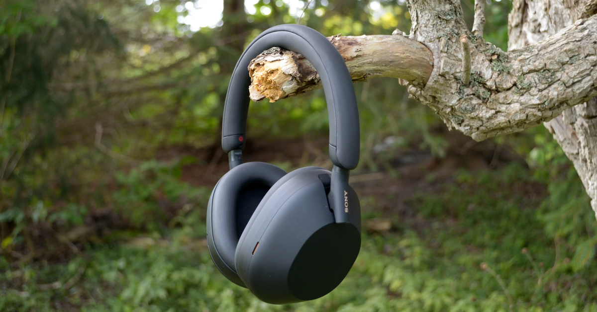 sony-wh-1000xm5-hanging-in-