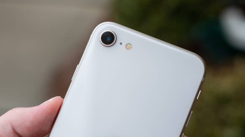 iPhone SE (2022)'s rear camera bump