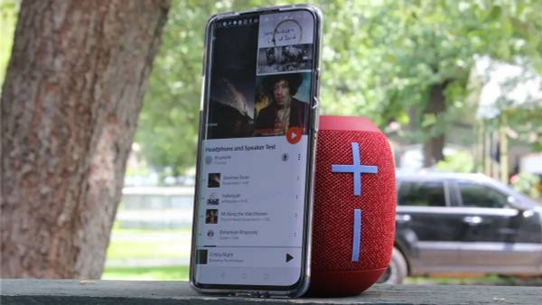 Ultimate Ears Wonderboom 2 linked up to smartphone