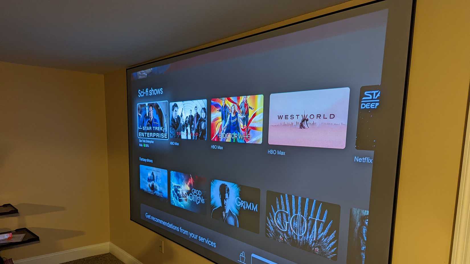 Una pantalla gigante de 100 pulgadas con una interfaz de Google