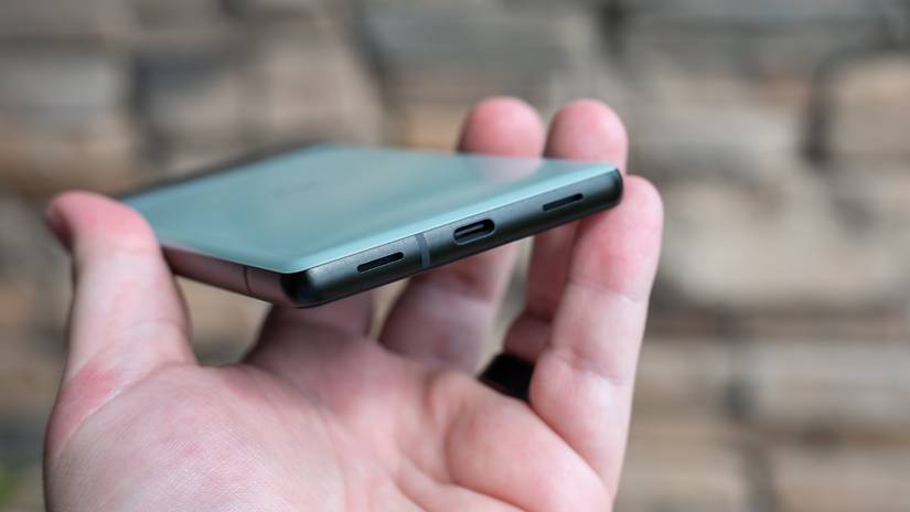Porta USB-C, alto-falante e microfone do Google Pixel 6a na parte inferior do telefone