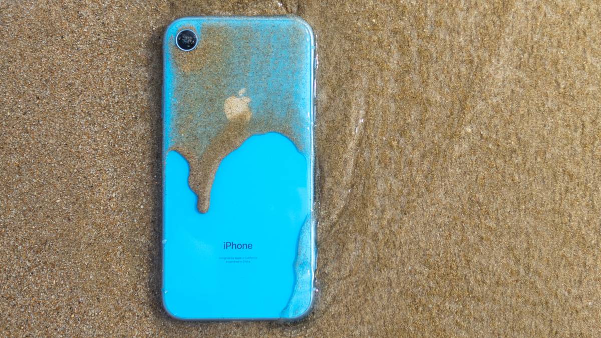 Keep Your Tech Safe at the Beach With These Tips Keep Your Tech Safe at the Beach With These Tips