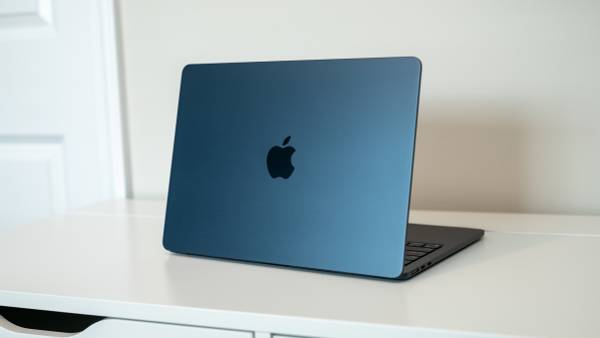 2022 M2 Apple MacBook Air sitting on a desk