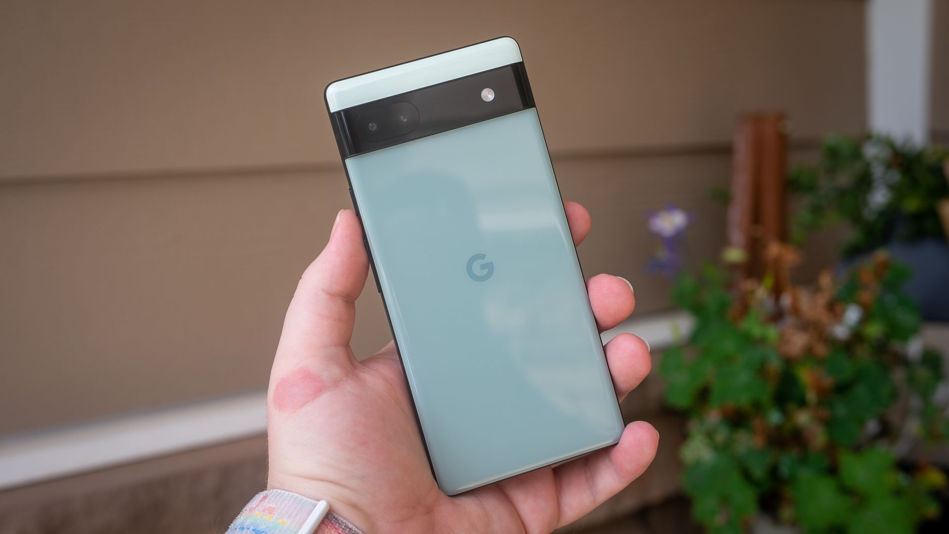 Google's New Pixel 6a Drops to $399 on Amazon