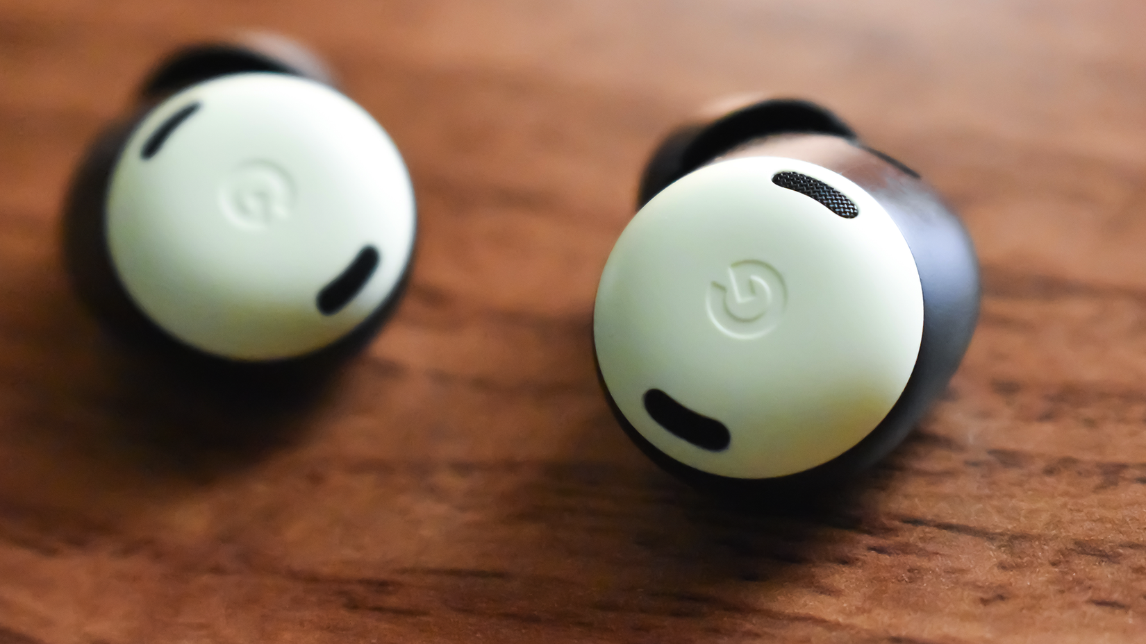 O Pixel Buds Pro em uma mesa
