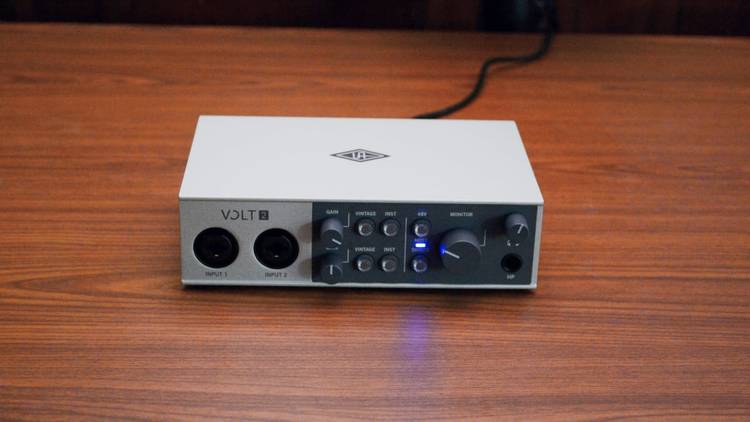 Внешний вид Volt 2 Вид спереди на внешнюю звуковую карту Universal Audio Volt 2 под углом