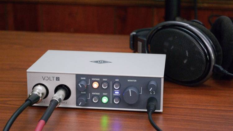 Работа аудиоинтерфейса Volt 2 Включенная звуковая карта Universal Audio Volt 2 со светящимися индикаторами уровня