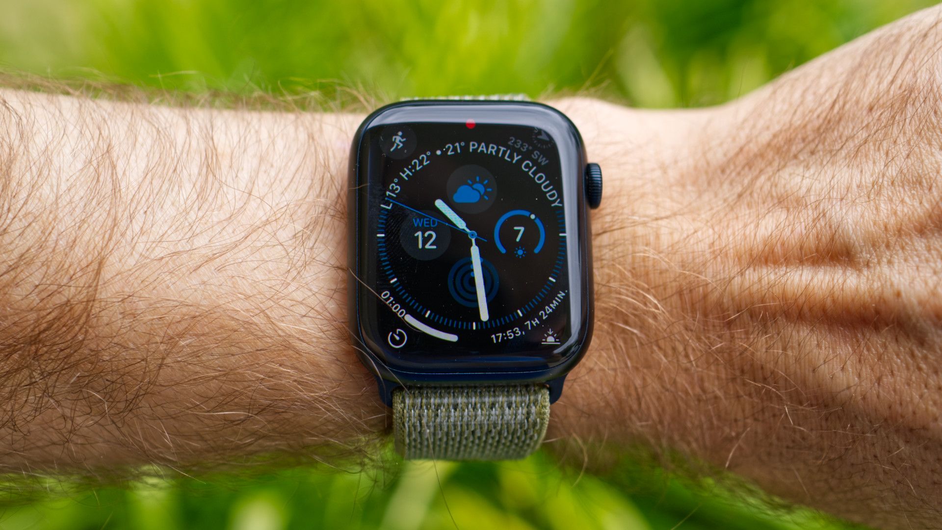 Apple Watch Series 8 Review: An Uncompromising Wearable Experience