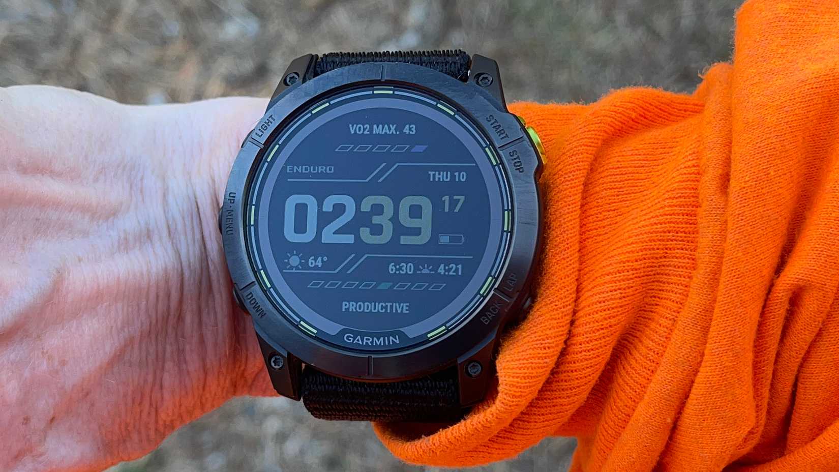 Affichage de l'écran d'accueil sur le poignet Garmin Enduro 2
