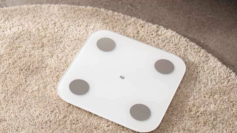 Xiaomi Mi scale on rug.