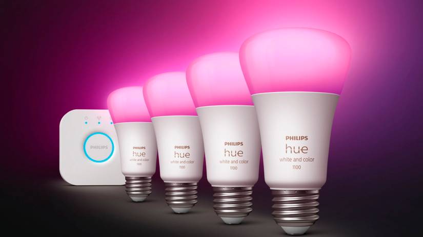 Un paquete inicial de Philips Hue con un puente Hue y bombillas de colores.