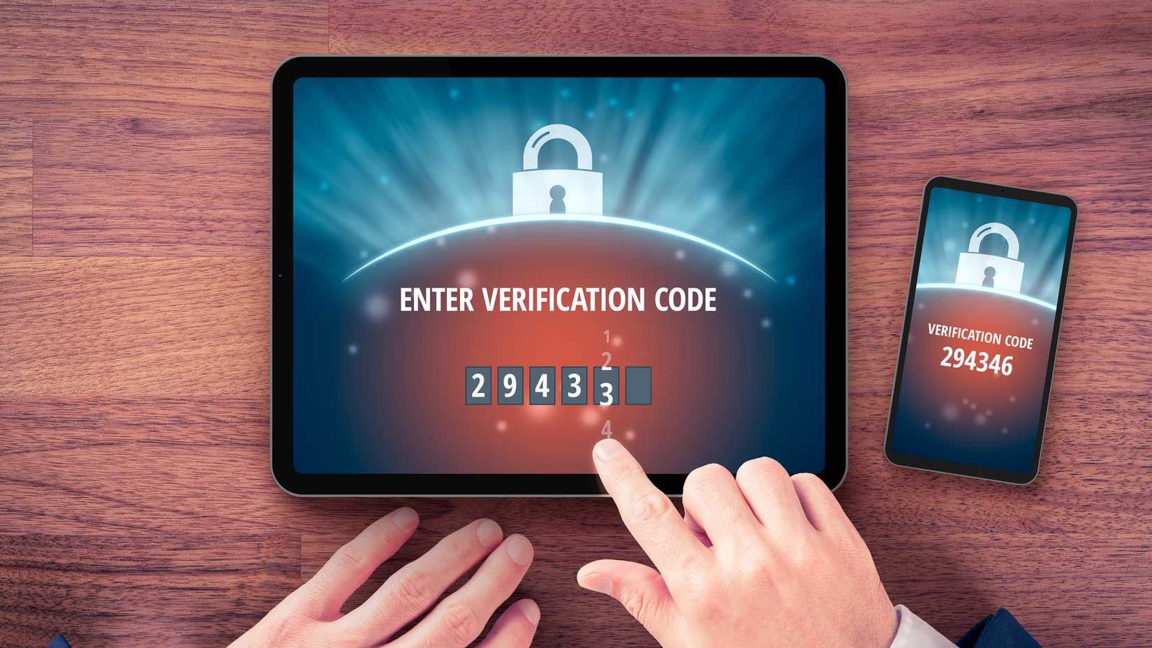 Человек вводит код безопасности двухфакторной аутентификации на планшете.