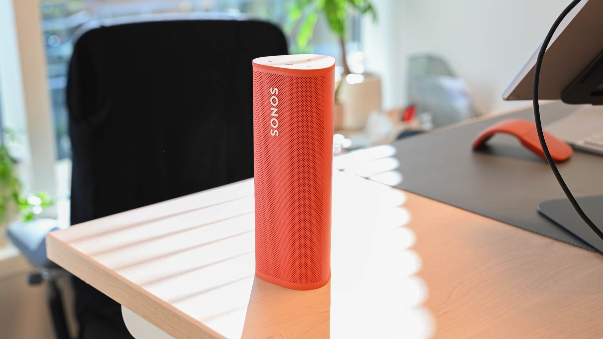 sonos-roam-standing-on-desk.