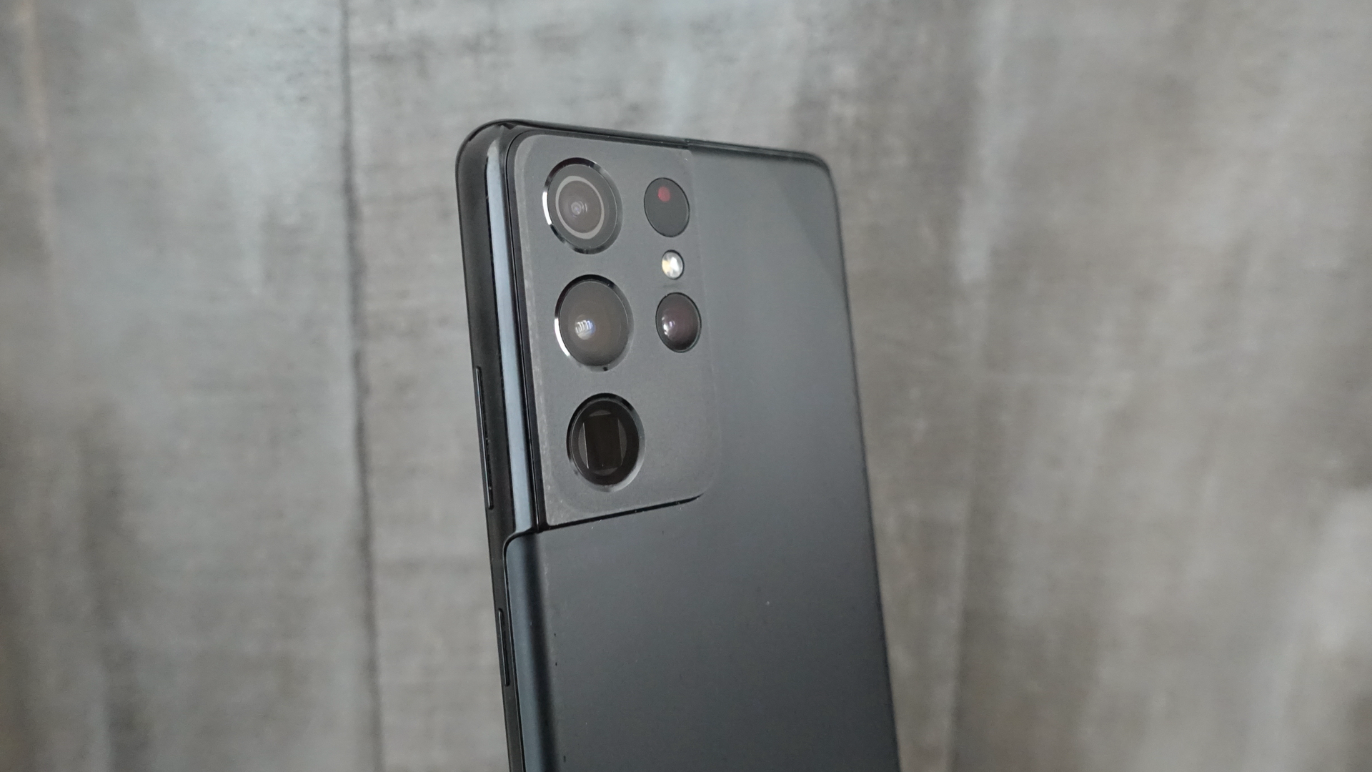 سامسونج تنهي دعم Galaxy S21 رسمياً: لا تحديثات بعد اليوم