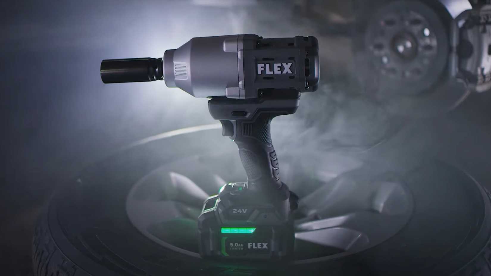 ফ্লেক্স পাওয়ার টুল ধরে থাকা ব্যক্তি। 