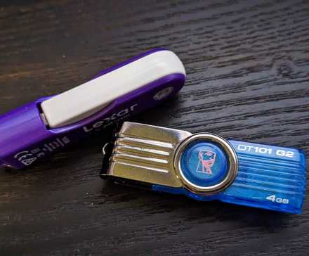 Две USB-флешки лежат на столе