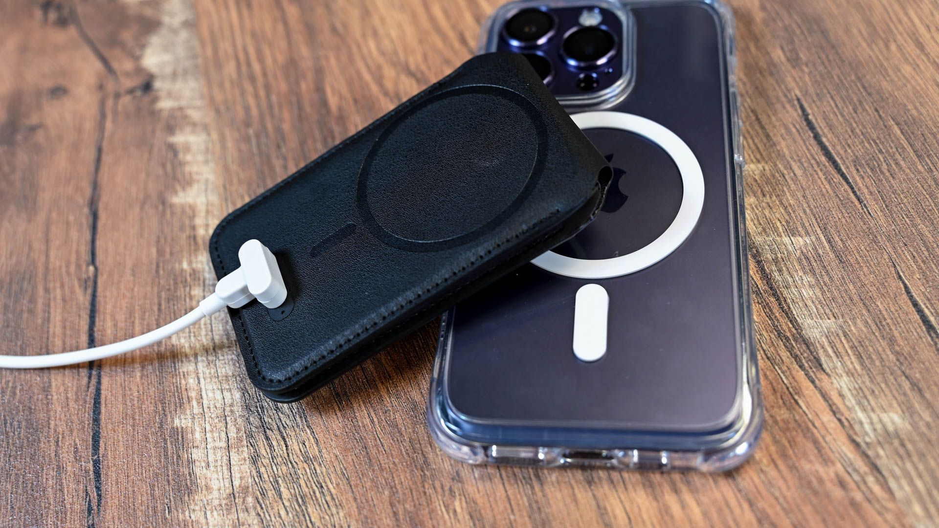 ESR HaloLock Geo Wallet Stand Review: A Fantastic Find My Accessory