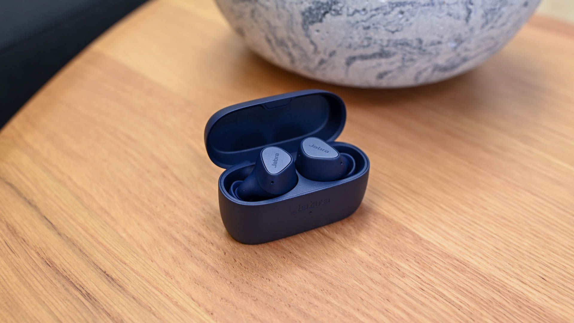 Jabra Elite 4 Review: Quality Earbuds That Don't Really Stand Out