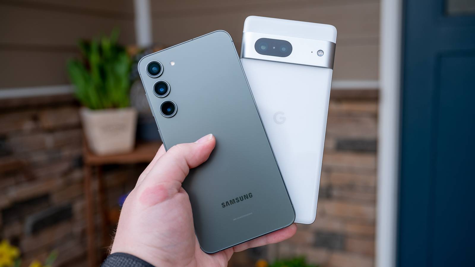 スマートフォンを操作するユーザーのイメージ