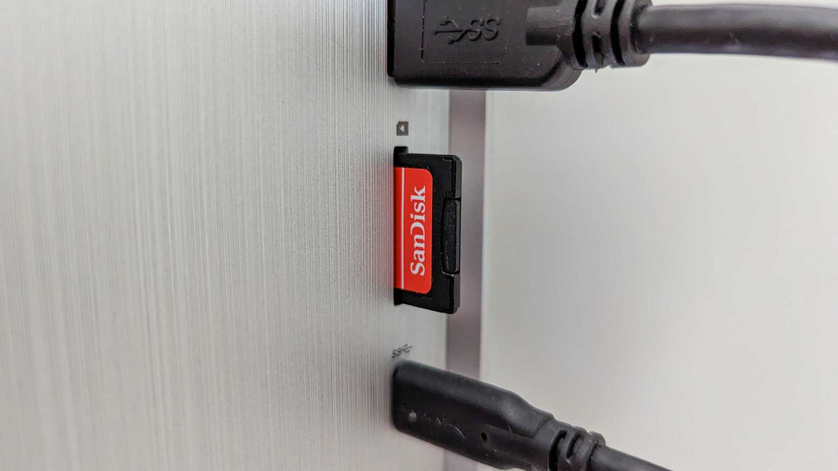 Um cartão micro SD conectado a um computador usando um adaptador de cartão SD