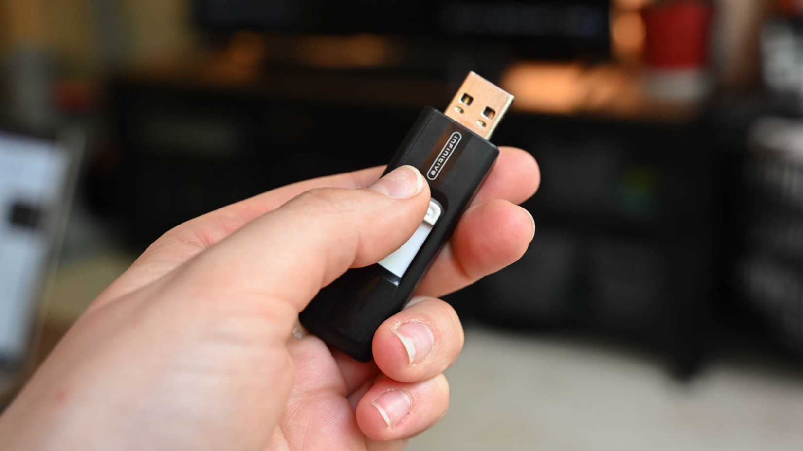 Persona sosteniendo una memoria USB
