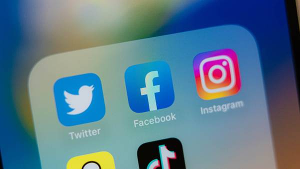Facebook and other social media apps in an app folder.