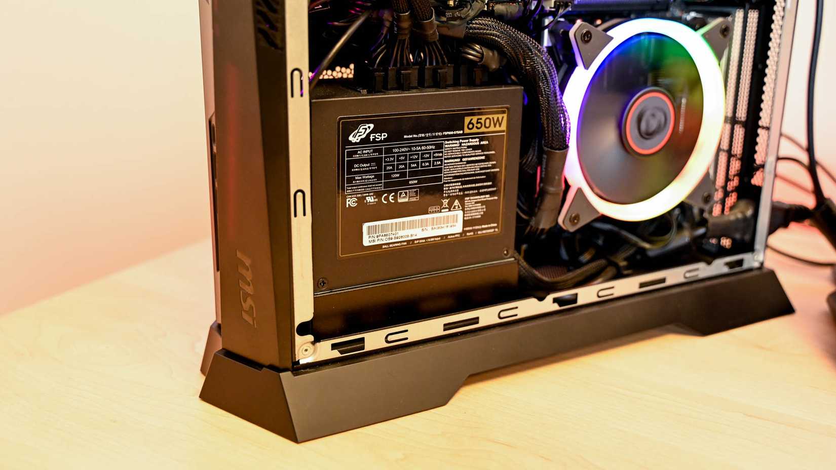 MSI Trident com uma fonte de alimentação de 650W
