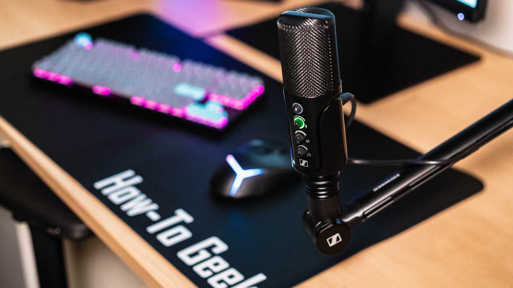 USB-микрофон Sennheiser на столе рядом с клавиатурой.