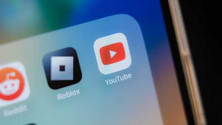 Значок приложения YouTube в папке на мобильном устройстве YouTube app in an app folder