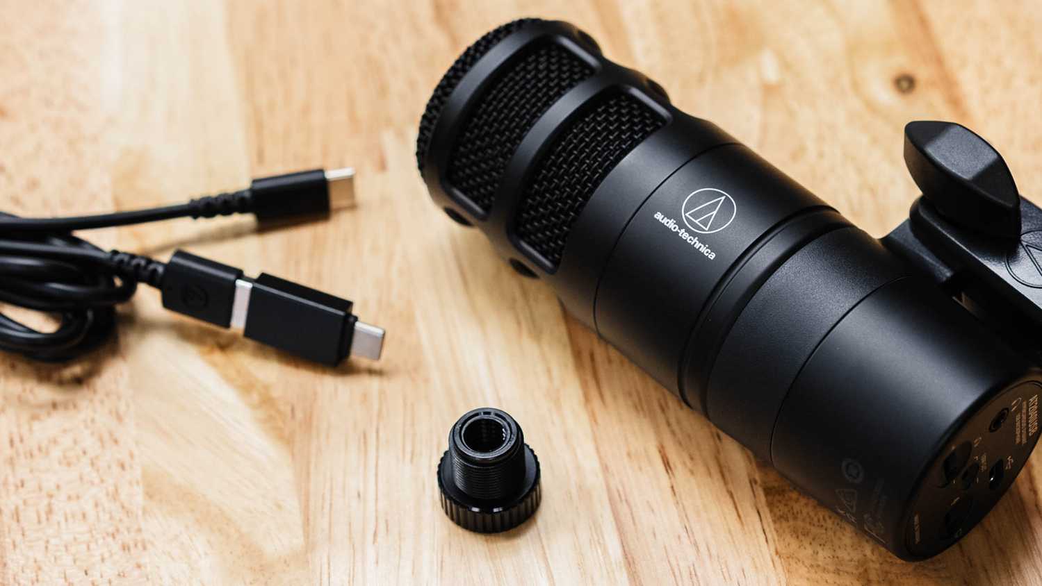 USB-микрофон Audio-Technica AT2040USB Микрофон Audio-Technica AT2040USB с аксессуарами, демонстрирующий возможности USB-C на Android для качественной записи звука