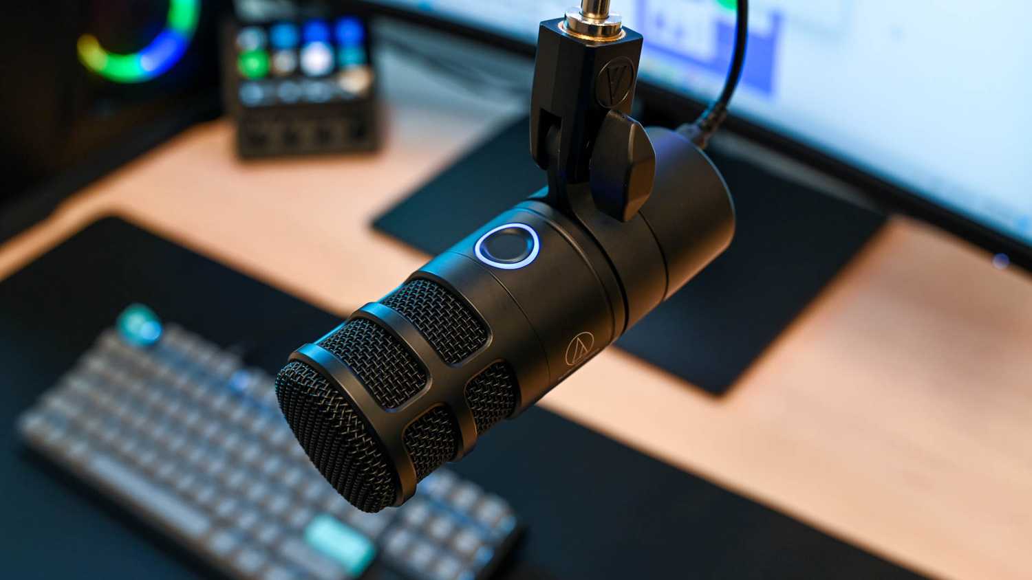 Детали микрофона Audio-Technica AT2040USB Крупный план USB-микрофона Audio-Technica AT2040USB на металлической стойке-пантографе