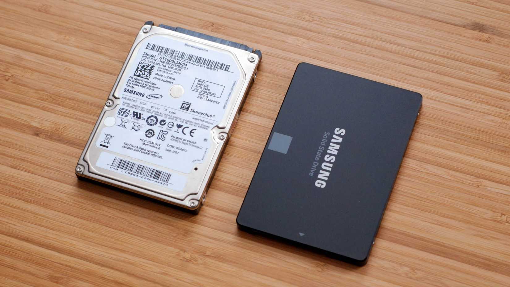 Справа — SATA SSD, слева — классический «винчестер».