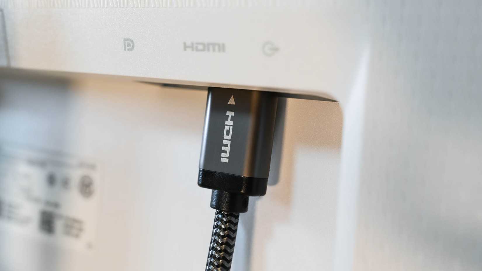 Cabo HDMI conectado a um computador.