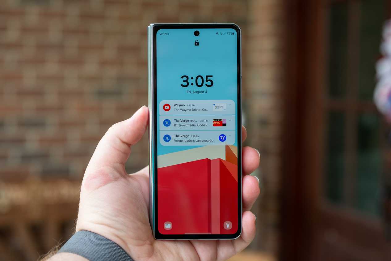 Почему приходят уведомления с задержкой на Android и как это исправить смартфон Samsung Galaxy Z Fold 5 с выключенным экраном