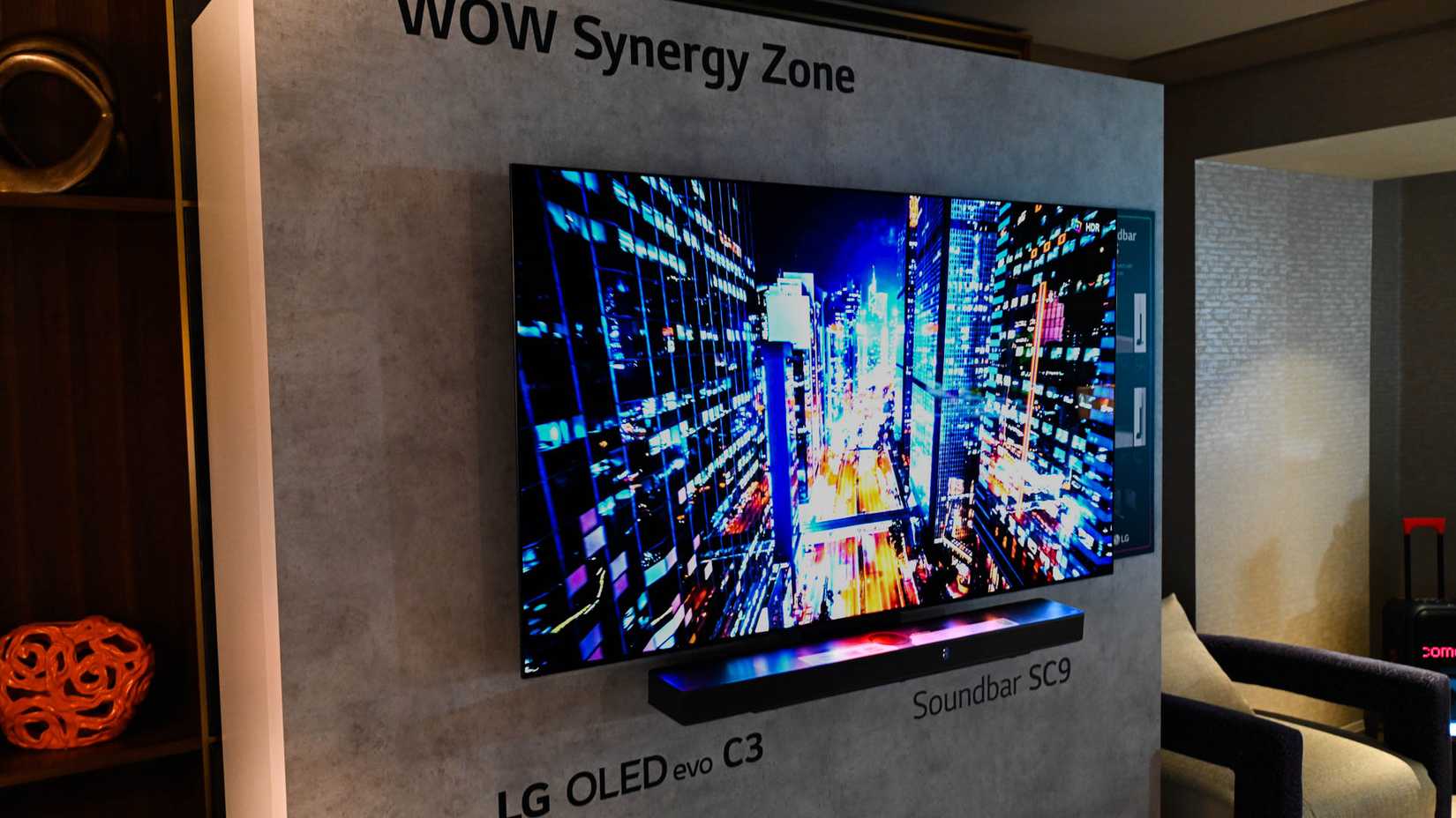 Wow Synergy Zone demonstrou com um LG OLED EVO C3 Anexado SomBar SC9.