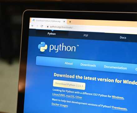 Ноутбук с открытой страницей загрузки Python в Chrome.