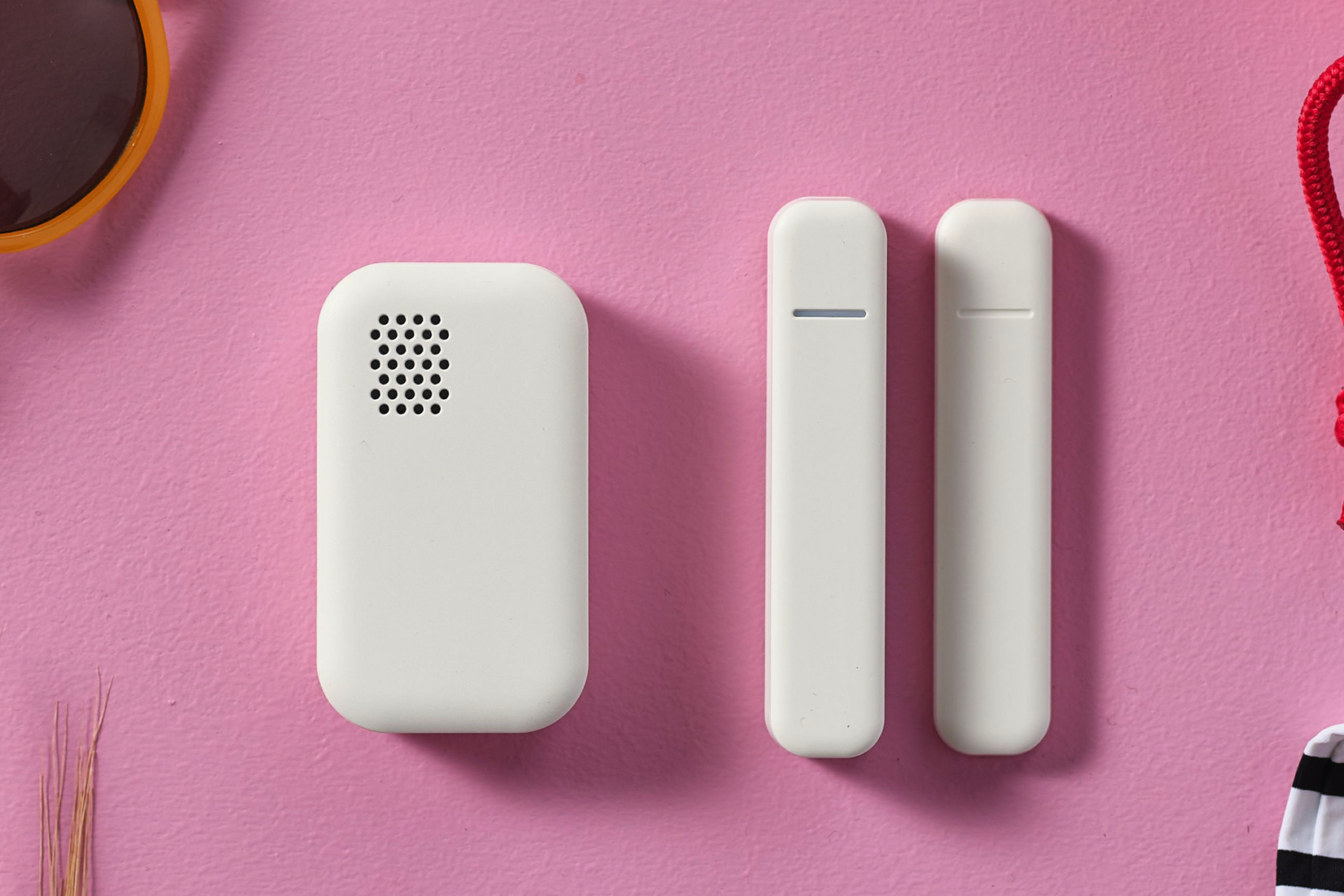 Les capteurs Ikea Parasoll, Vallhorn et Badring sur fond rose.
