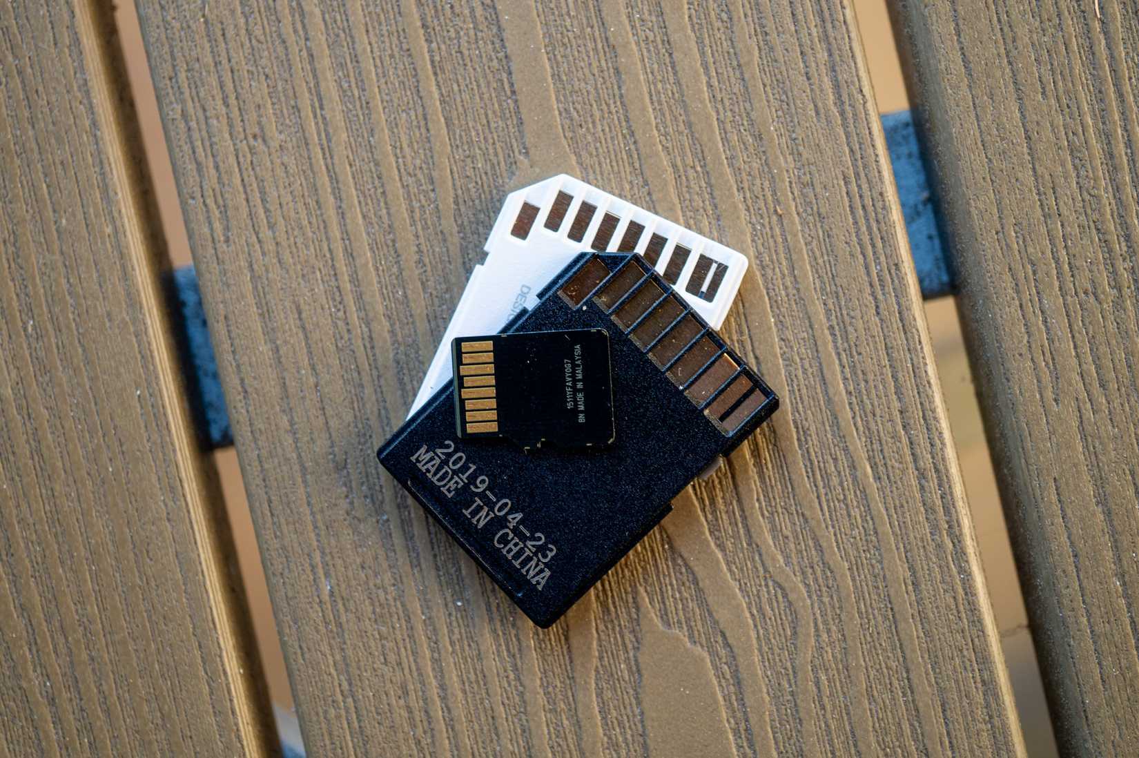 Cartões SD e MicroSD em uma mesa