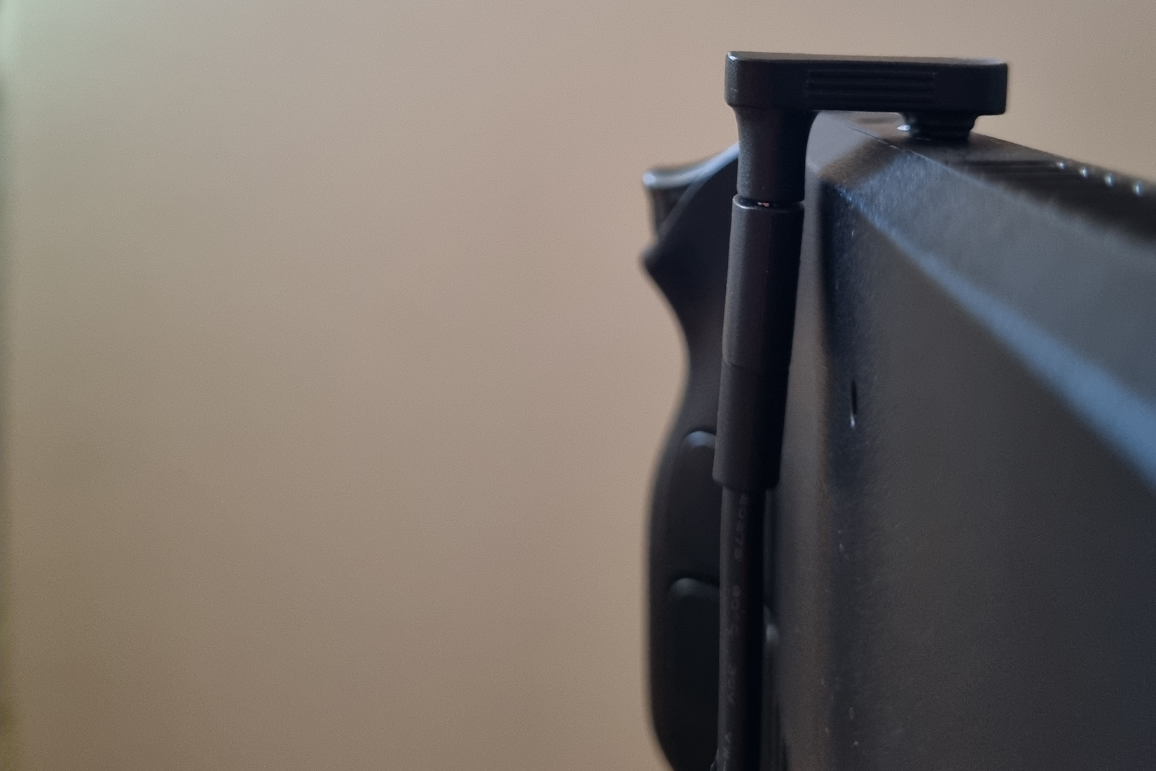 Adaptador de carregamento Steam Deck encostado no case.